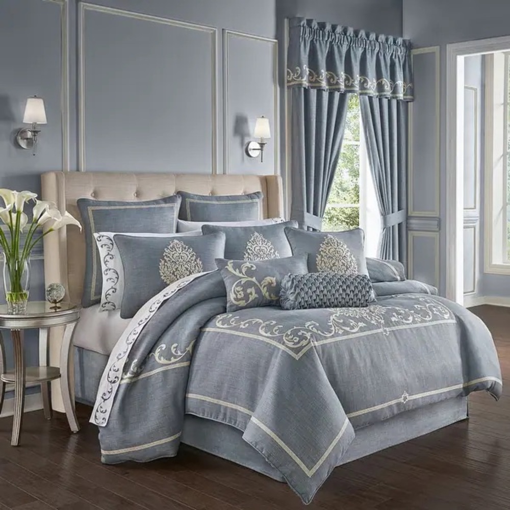 J. Queen New York Aurora Comforter Set - Queen NEW